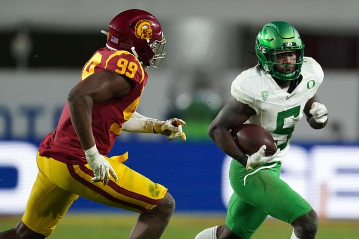 Oregon Ducks running back Sean Dollars carries the ball against USC.